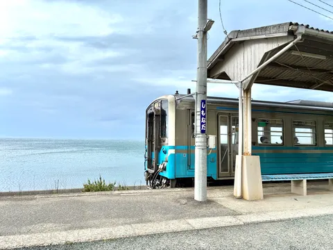 海と列車、しものだ駅の静寂