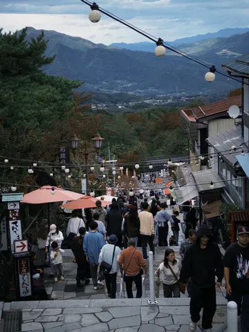 山道の灯りと人波