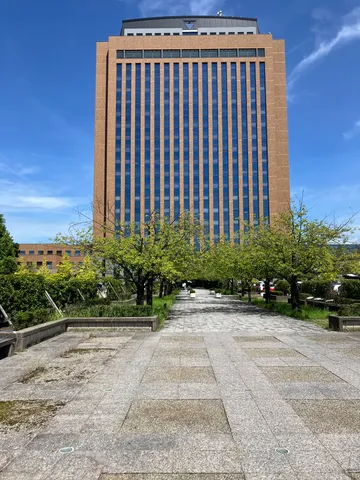青空とビル、緑のコントラスト