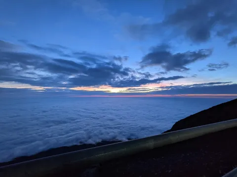 雲海の広がる夜明け空