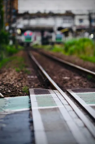 雨上がりの線路、電車はどこへ