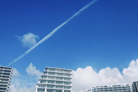 青空を切る白い軌跡