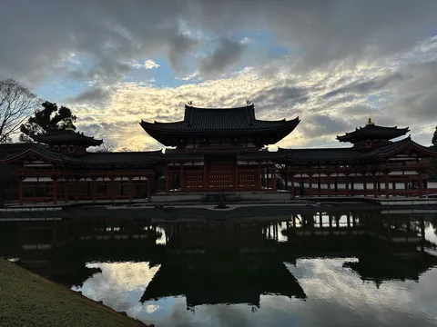 水鏡に映る、静寂の古刹