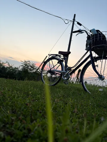 夕暮れ時の自転車と電線