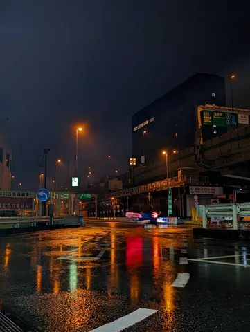 雨上がりの都会の光