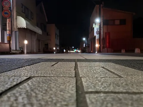 夜の静寂、街灯が灯る道