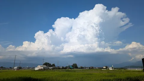 入道雲と田園風景のコントラスト