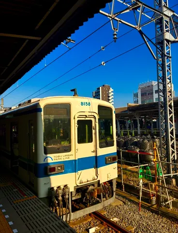 青空と電車のコントラスト