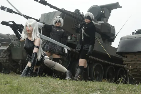 戦車とコスプレ、異次元の組み合わせ