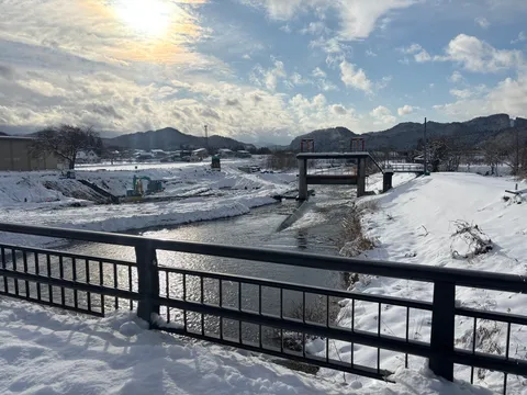 雪景色と川面の輝き