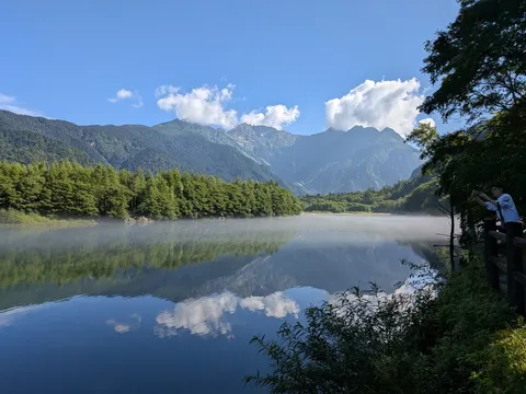 朝霧立つ湖畔の絶景