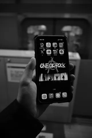 夜の移動中、スマホに映る推しの世界