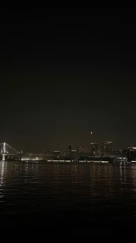 夜景と三日月、都会の静寂