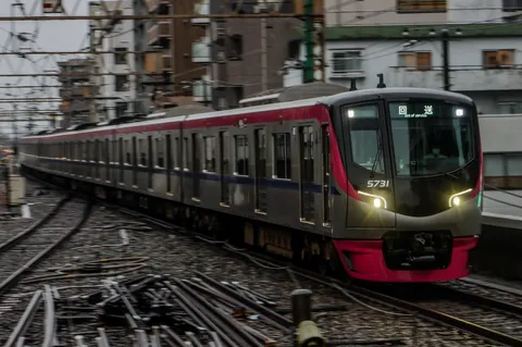 躍動感あふれる通勤電車