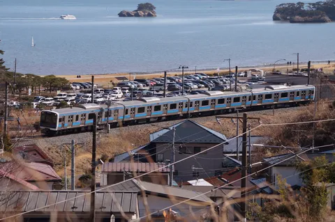 海沿いを走る列車の風景