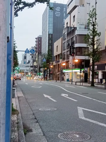 都会の道、見慣れた風景？