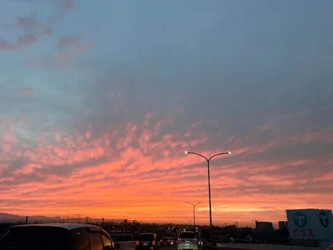 燃えるような空と街の灯り