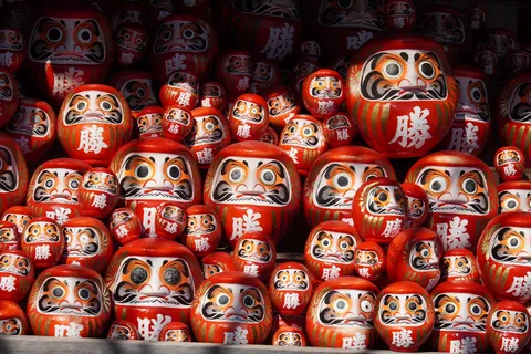 情熱の赤、だるまの群れ