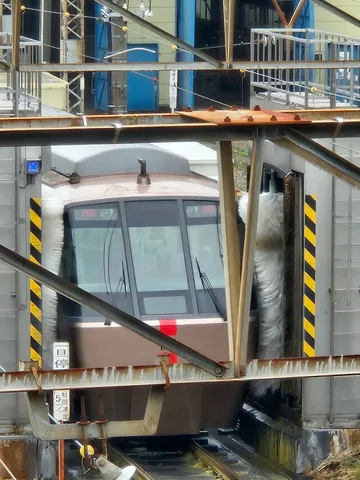洗車場へ向かう列車の姿