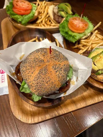 トリプルバーガーとポテト、贅沢ランチ