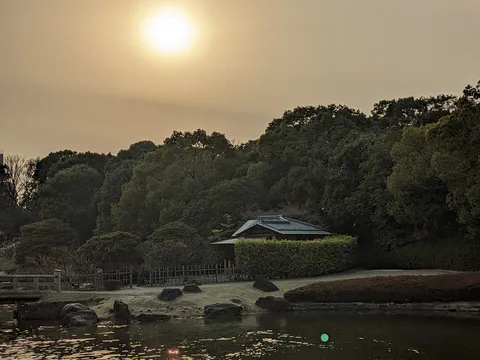 黄昏時の水鏡に映る古都の趣