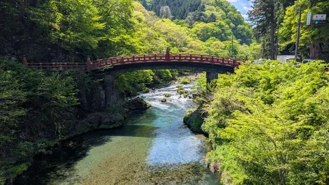 新緑に映える朱色の橋