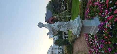 花々に囲まれた庭の像