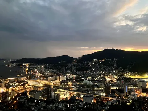 夜景に染まる山の街