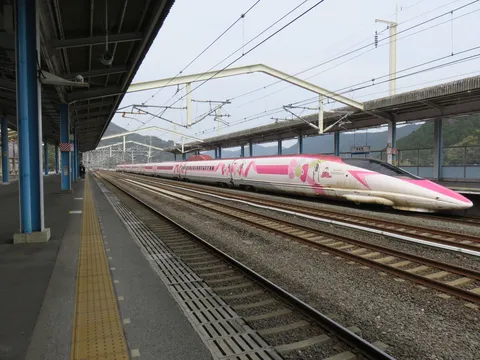 線路を彩るピンクの列車