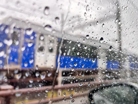 雨粒越しの停車場