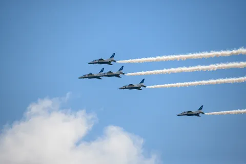 青空を切り裂く飛行隊