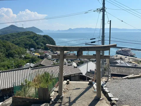 海辺の町へ誘う鳥居