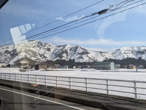 雪化粧の里山、静かな佇まい