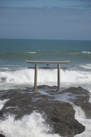 波間に浮かぶ鳥居の神秘