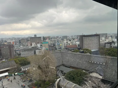 灰色の空と古都の街並み