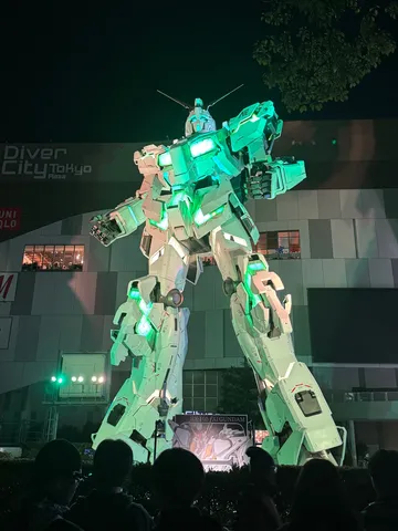 夜空にそびえる光の巨人