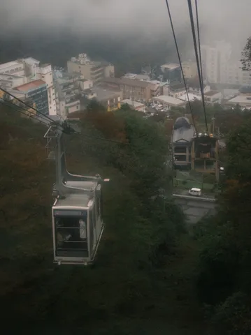霧の市を結ぶ空の旅
