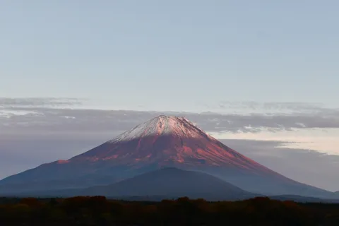 朝光に染まる山景色