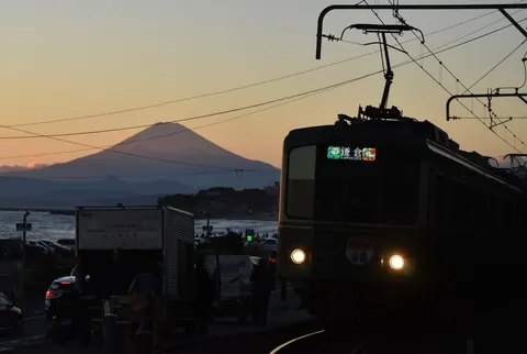 夕暮れの線路と富士山