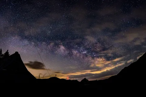 満天の星空と山のシルエット