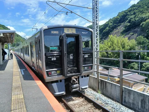 初夏のローカル線、発車待ち
