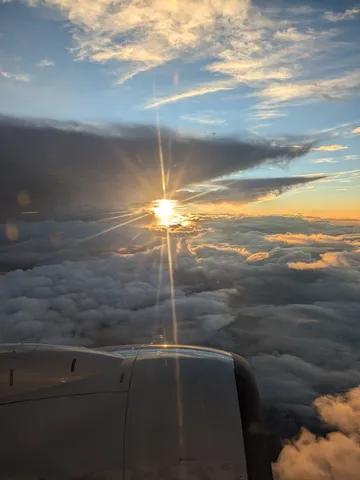 飛行機から見下ろす雲海の太陽