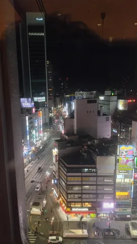 ネオンきらめく都会の夜景