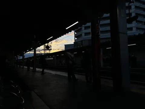 夕暮れの駅、旅立ちの予感