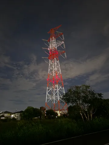 夜空に浮ぶ紅白鉄塔