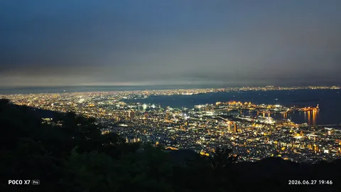 海と街の夜景の瞬き