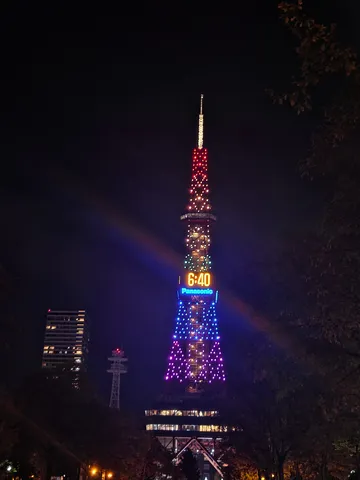 夜空に浮かぶ光の塔