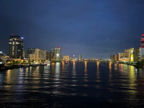 夜景に映る光の波紋