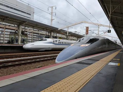 未来の鏡のように並ぶ列車