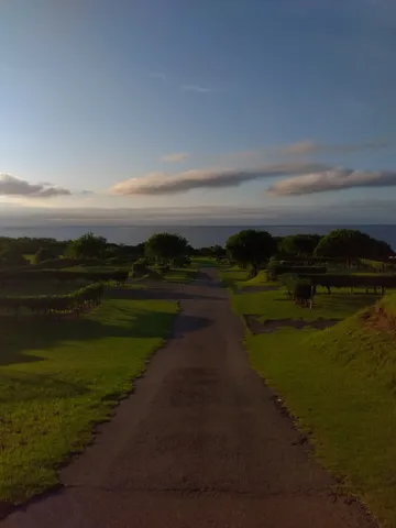 海辺の夕景の小径